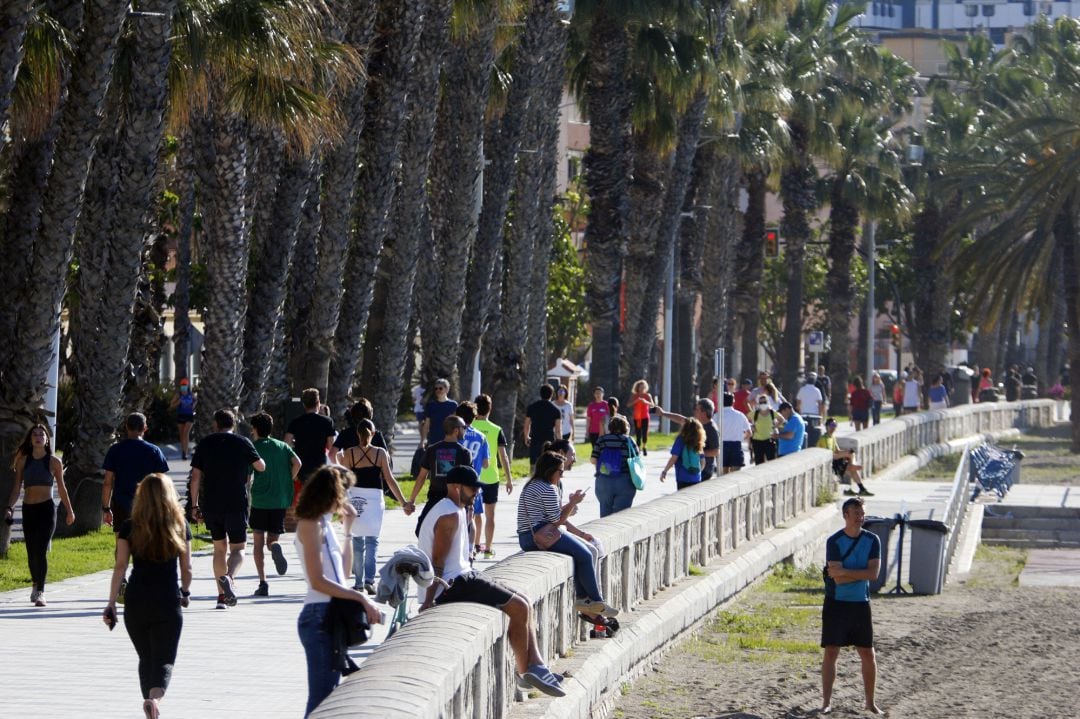 Adultos pasean y hacen ejercicio junto en el primer día que el Gobierno permite salir a hacer deporte de forma individual y pasear con otra persona con la que se conviva, a determinadas horas y hasta un kilómetro de distancia del domicilio