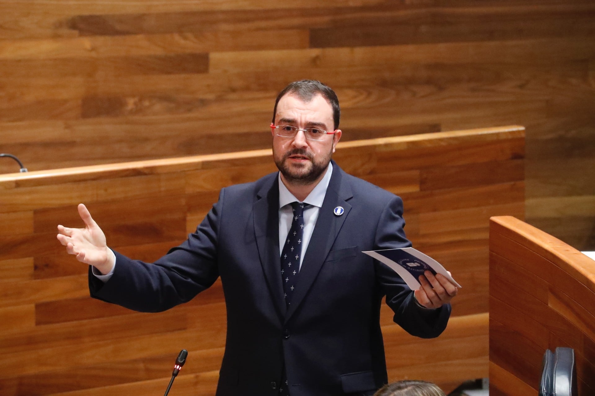 Adrián Barbón durante su intervención en el pleno.