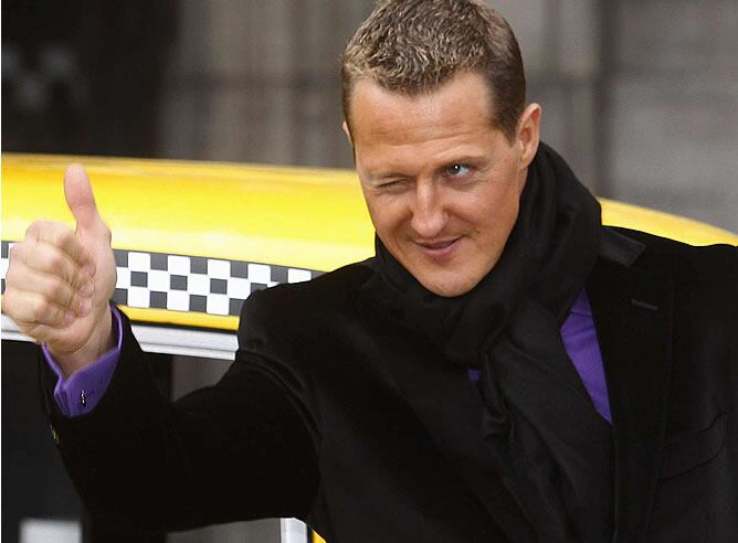 El piloto alemán Michael Schumacher hace el gesto de &#039;ok&#039;