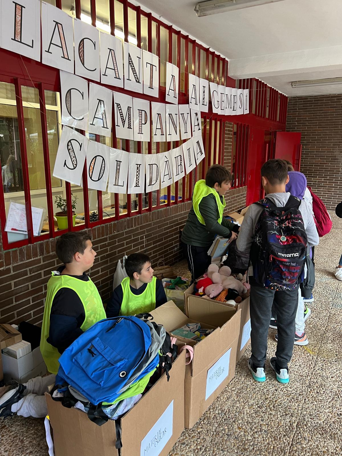 Escolares del CEIP de San Blas de Alicante recogiendo material para ayudar a los estudiantes del colegio de Algemesí