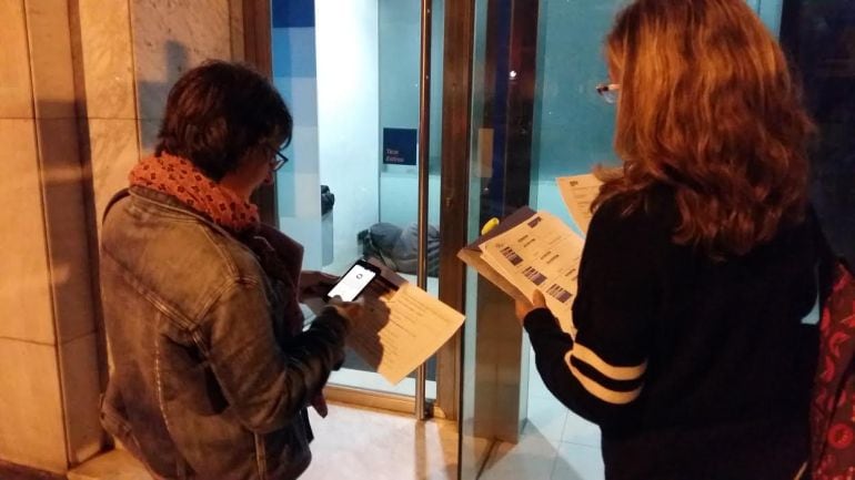Elisenda Colell va acompanyar els voluntaris de la Fundació Arrel en la seva visita pels carrers de Barcelona a la recerca dels sense sostre