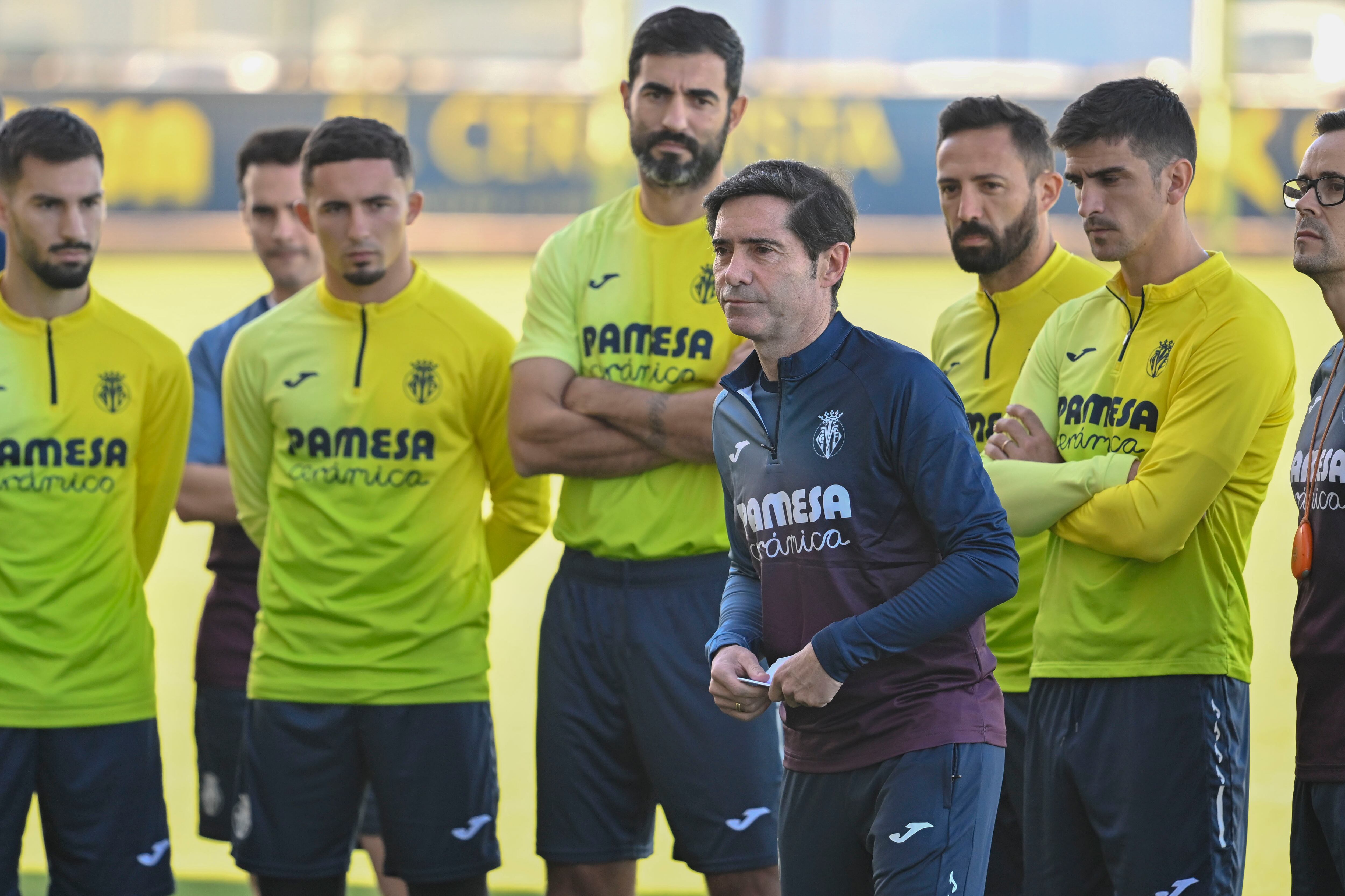 Marcelino García Toral, entrenador del Villarreal CF, junto a la plantilla durante el entrenamiento