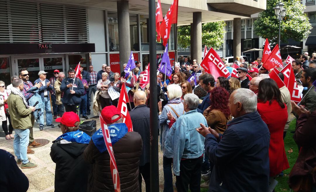 Las educadoras de las guarderías privadas se concentran frente a la sede de la Federación Asturiana de Empresarios para denunciar el nuevo convenio sectorial que les rebaja el sueldo de 945 a 930 euros.