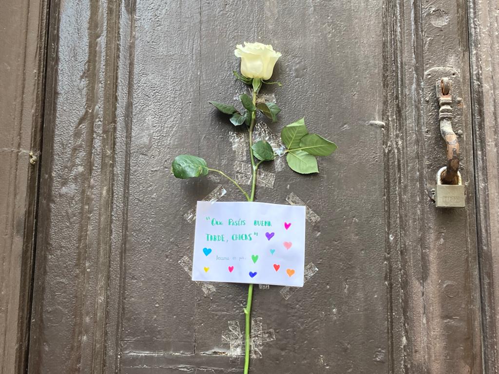 Las alumnas del instituto lo han querido recordar con una rosa blanca y con el comentario que siempre les hacía cuando se iban del instituto: "Que paséis buena tarde, chicas"
