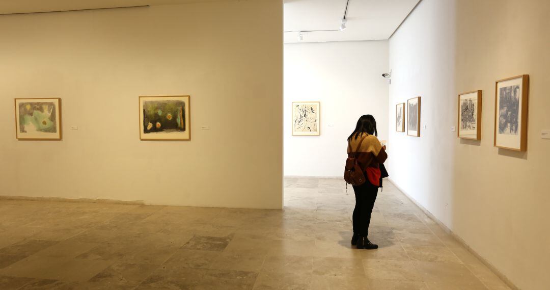 Una visitante contempla una muestra en el Patio Herreriano