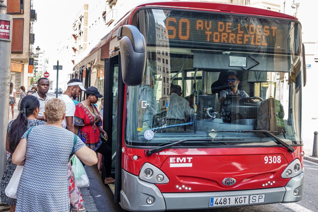 Ciudadanos subren a un atobús de la EMT de València 