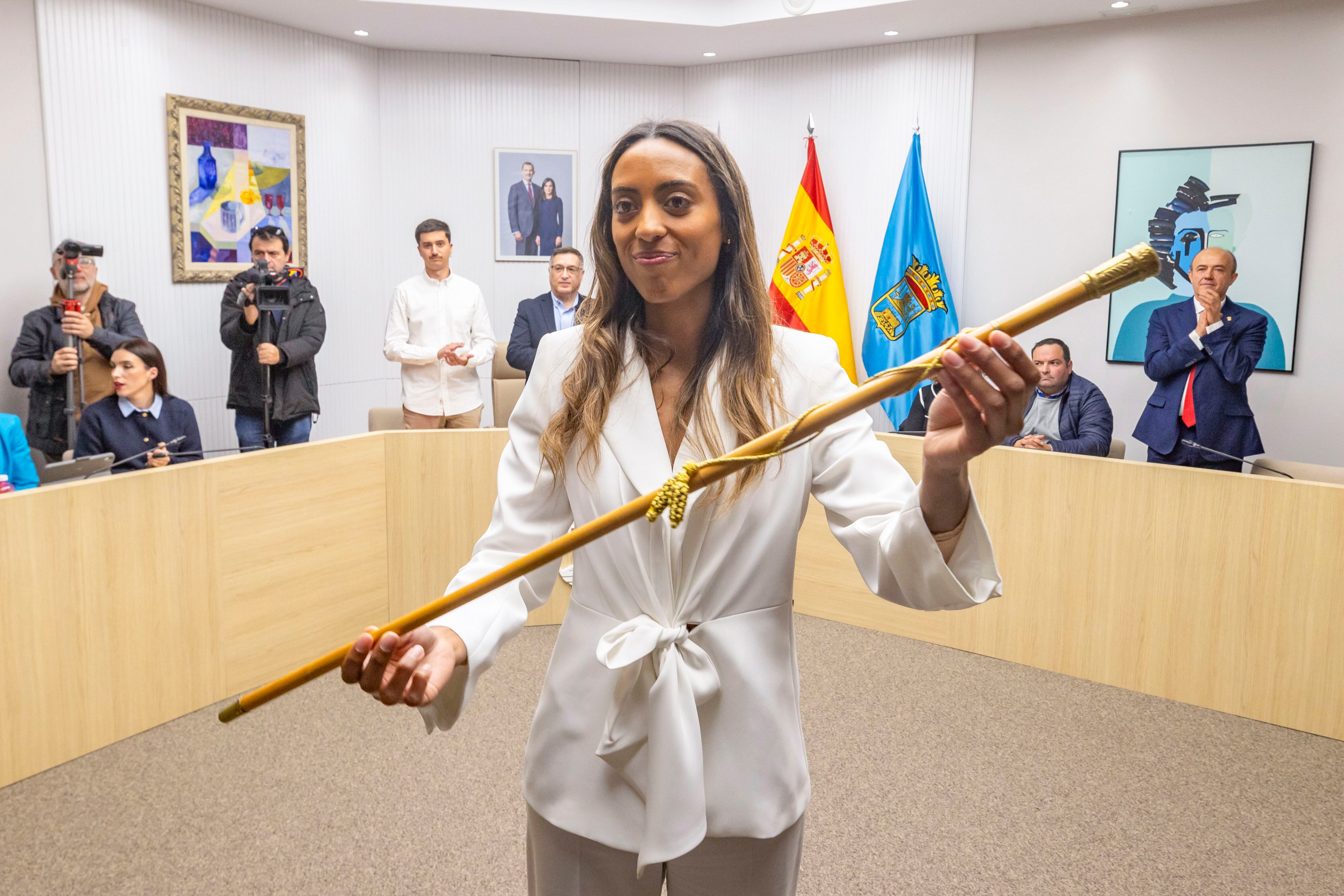 ALHAMA DE MURCIA, 08/01/2025.- La concejala socialista Rosa Sánchez,que ha sido elegida nueva alcaldesa de Alhama de Murcia al prosperar, con once votos a favor, diez en contra y cero abstenciones, la moción de censura presentada por su partido, IU y Alhama@Una contra María Cánovas (PP), muestra el bastón de mando. EFE/Marcial Guillén
