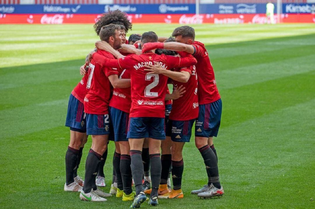 Los jugadores de Osasuna en la celebración de uno de los goles de la victoria ante el Elche en el Sadar