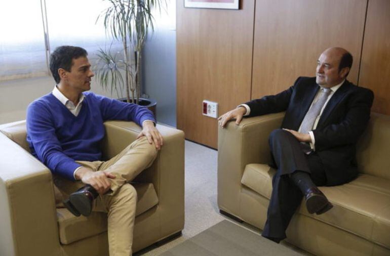 Pedro Sanchez y Andoni Ortuzar primer encuentro
