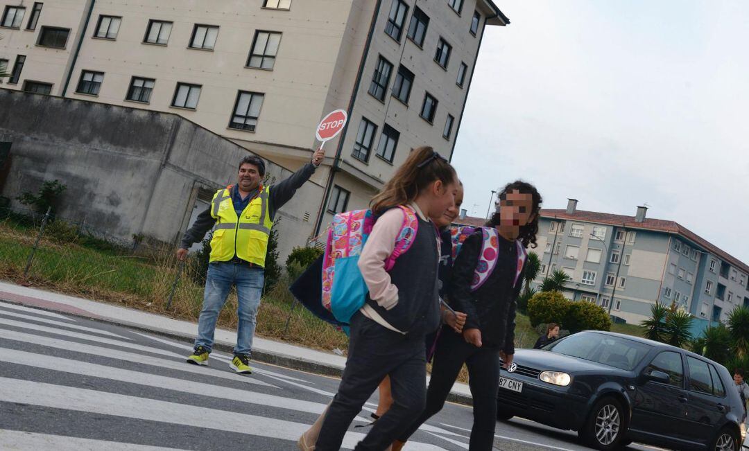 Tres niñas caminan hacia el colegio en el barrio pontevedrés de Monte Porreiro 