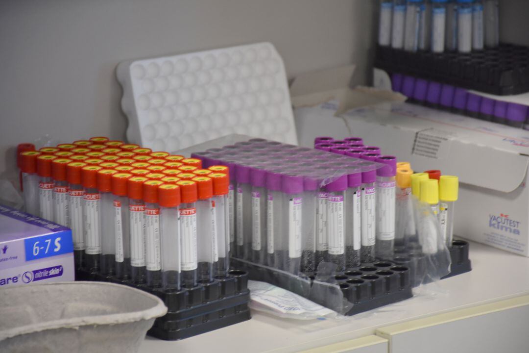 Recipientes para muestras de Covid en el hospital Molina Orosa.