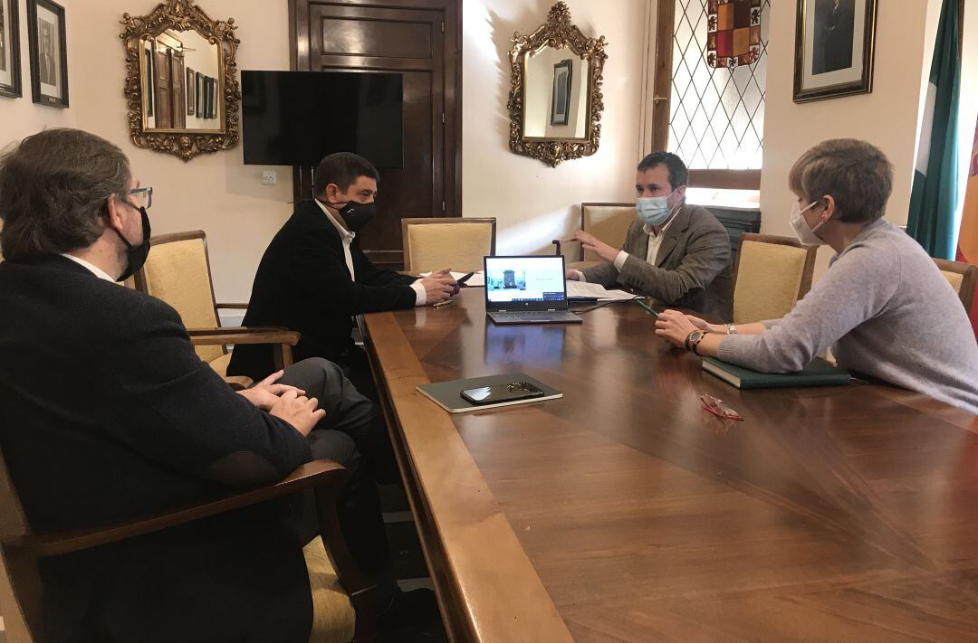 Reunión mantenida a cuatro bandas en el Ayuntamiento de Jaén, con la Junta de Andalucía de forma telemática, para dilucidar el camino a recorrer respecto al varapalo del Plan Colce