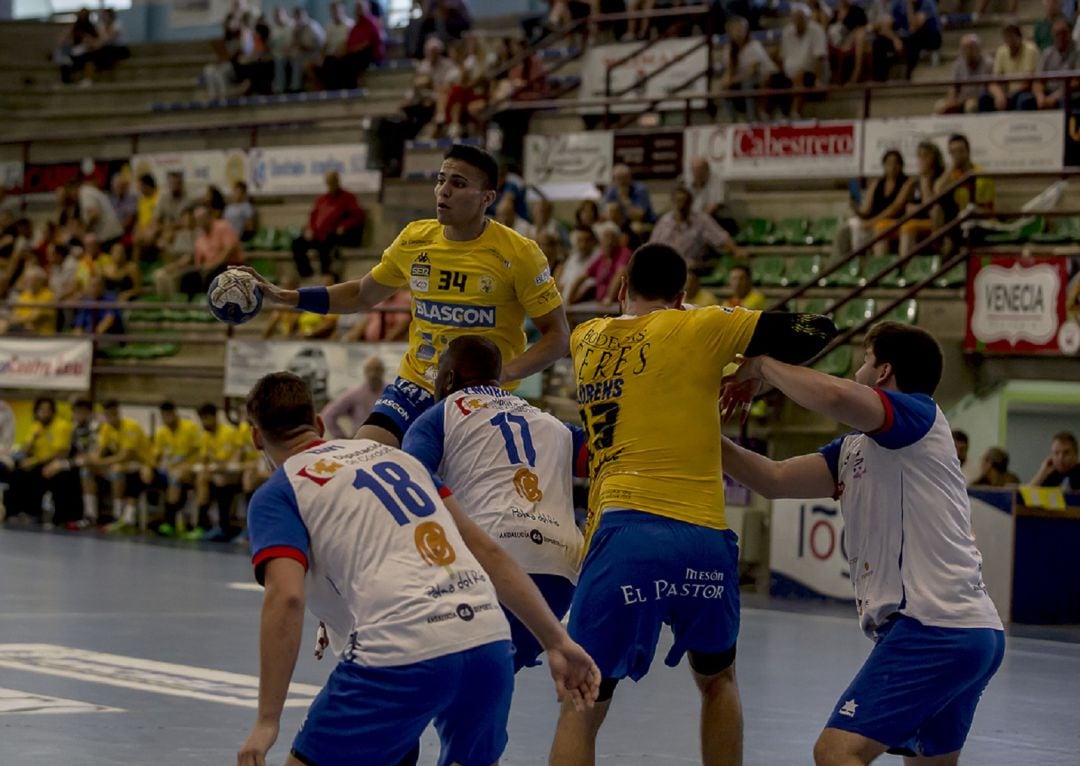 Matheus de Novais en un partido con el BlasGon y Bodegas Ceres