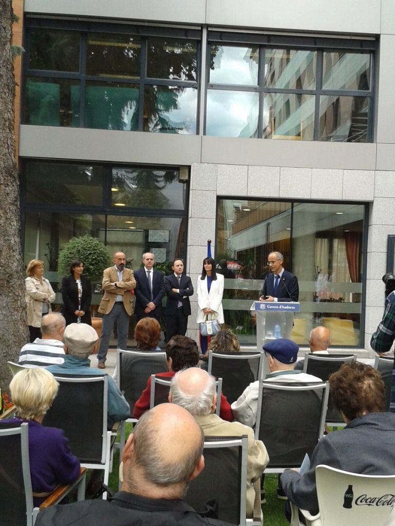 El cap de Govern amb la resta d'autoritats en la visita d'avui al centre El Cedre per celebrar amb els avis la diada de Meritxell.