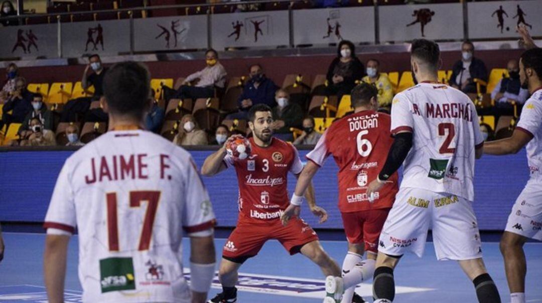 Dutra con el balón durante el partido en León 