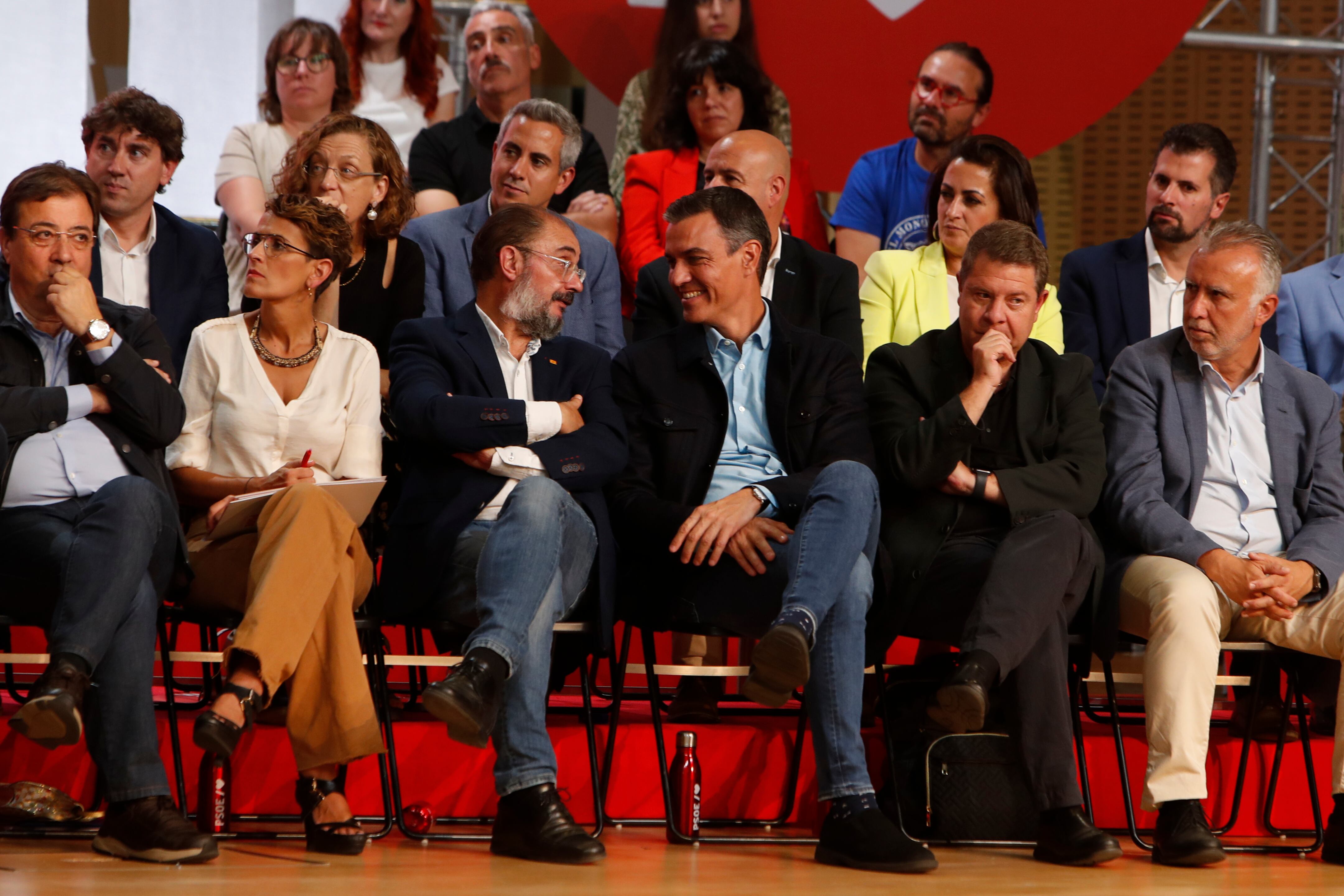 ZARAGOZA, 17/09/2022.- El presidente del PSOE, Pedro Sánchez (d), conversa con el presidente de Aragón, Javier Lambán (i), durante la reunión del Consejo Político Federal del PSOE, este sábado, en Zaragoza. EFE/ Javier Belver