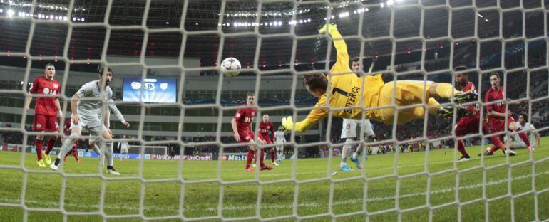 Bernd Leno atrapa un disparo de Tiago en la mejor ocasión del Atlético en Alemania.