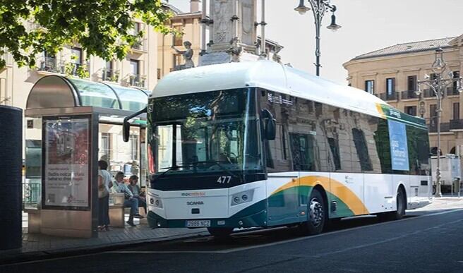 Una &#039;villavesa&#039; en la parada del Paseo de Sarasate