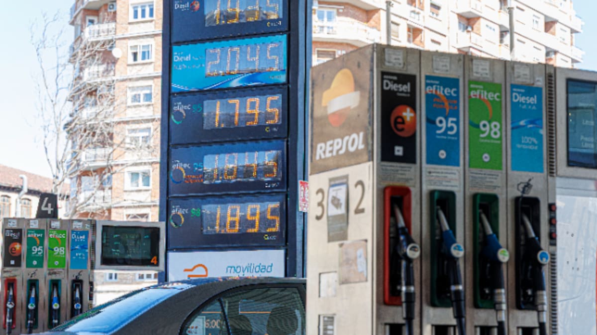 ¿Cuánto vamos a ahorrarnos ahora por llenar el depósito? ¿Y en la factura de la luz? Todas las respuestas para el consumidor tras las medidas aprobadas por el Gobierno