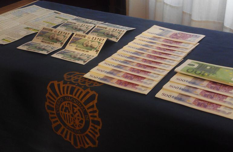 Imagen de los boletos y los billetes falsos utilizados en los timos