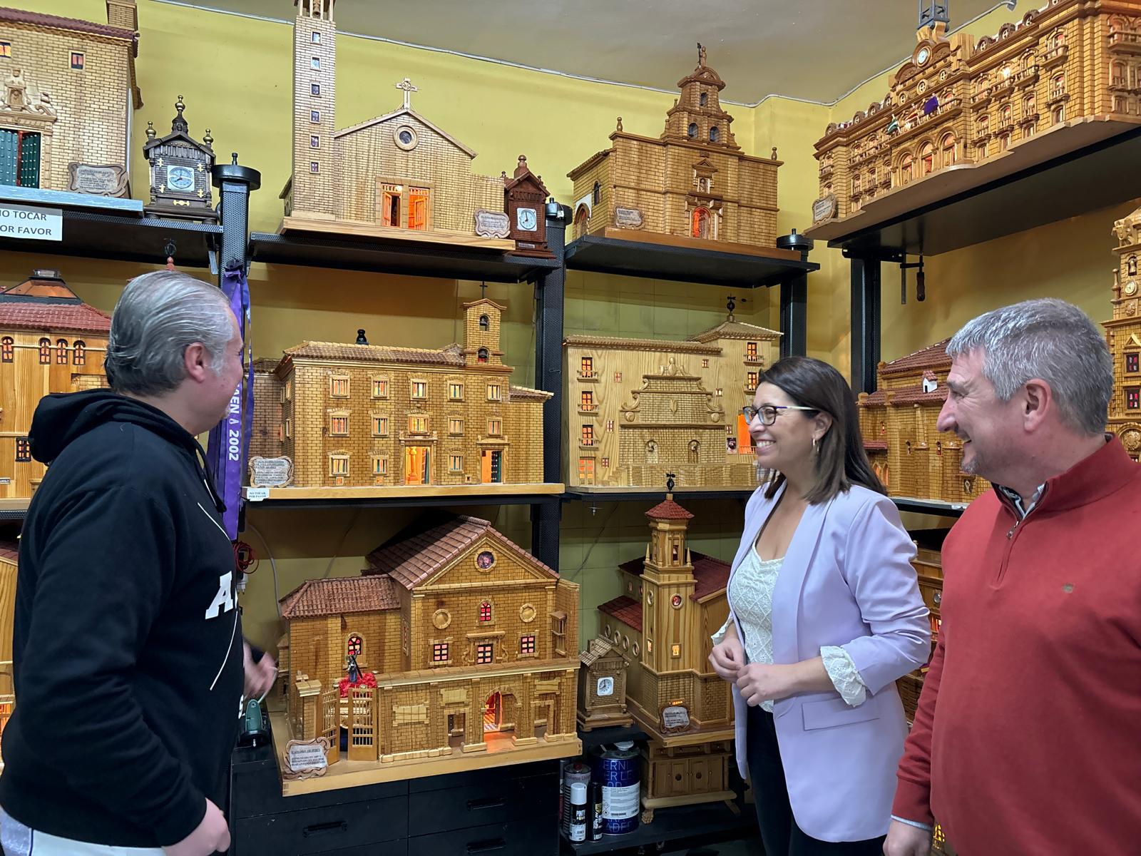 La diputada de Cultura y Deportes, África Colomo, acompañada de familiares de Luis Barbero en el taller en el que realizaba las miniaturas el desaparecido artista.