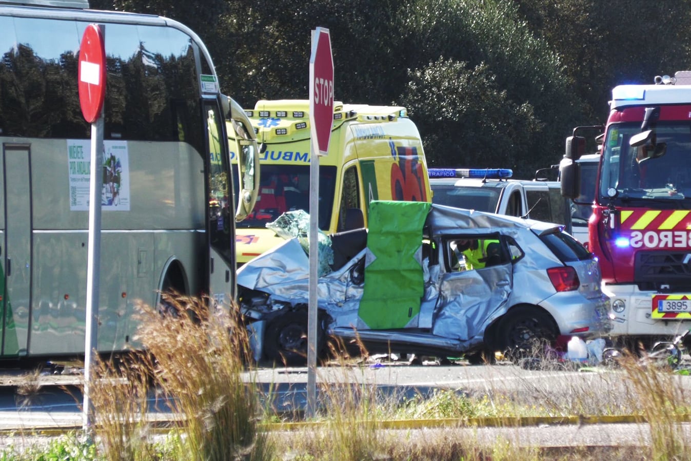 SEV01. SANLÚCAR LA MAYOR (SEVILLA), 14/02/2022.- Accidente de tráfico ocurrido en la tarde del lunes en el que una joven de 19 años y uno de 22 han fallecido al colisionar contra un autobús en un cruce ubicado cerca de la central solar situada en el municipio sevillano de Sanlúcar la Mayor. EFE/Fermín Cabanillas