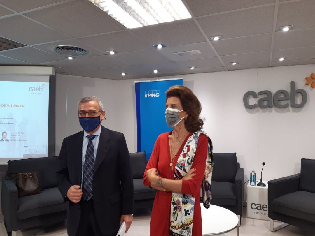 La presidenta de CAEB, Carmen Planas, y el socio de KPMG en Baleares, Francisco Albertí. EUROPA PRESS
 