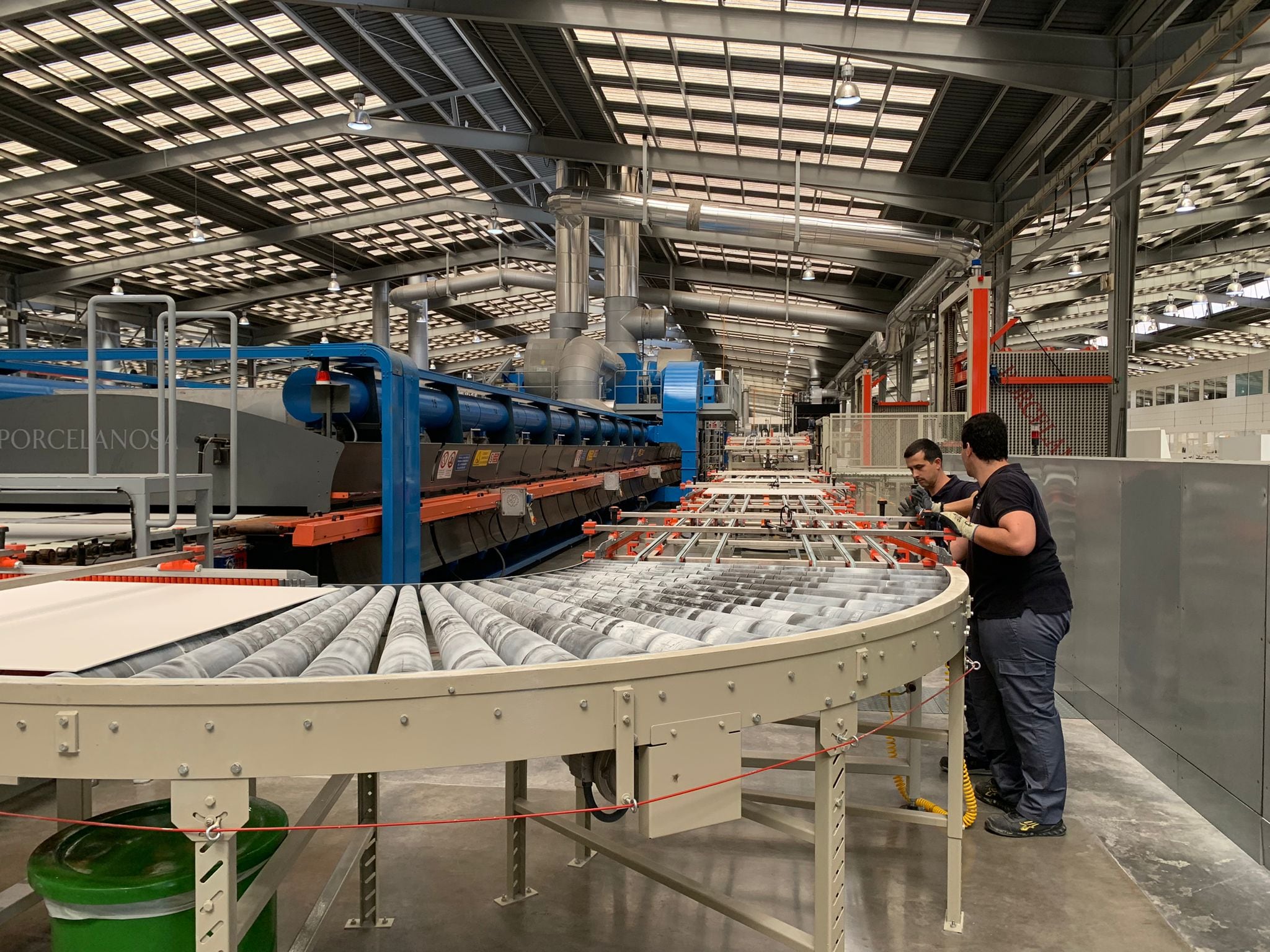 Trabajadores de una planta de producción de azulejos cerámicos de Castellón.