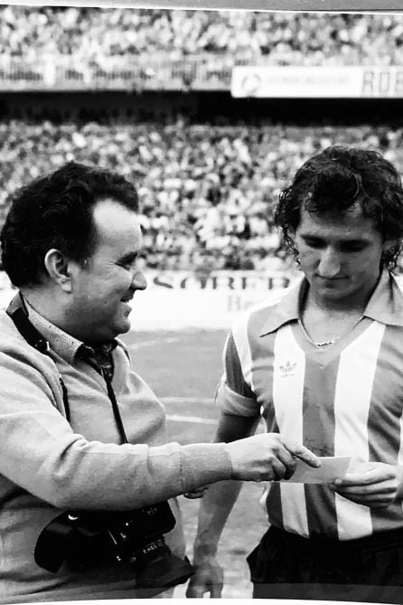 Manuel Modelo junto al jugador de Málaga Miguel López García &quot;Popo&quot; Campo de La Rosaleda (1980)