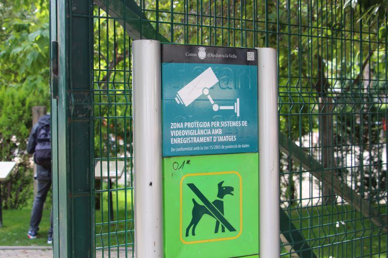 Un dels panells informatius que avisen de la instal·lació de càmares de videovigilància al Parc Central. Des d'aquest matí ja són operatives sis de les setze previstes a tot el recinte.