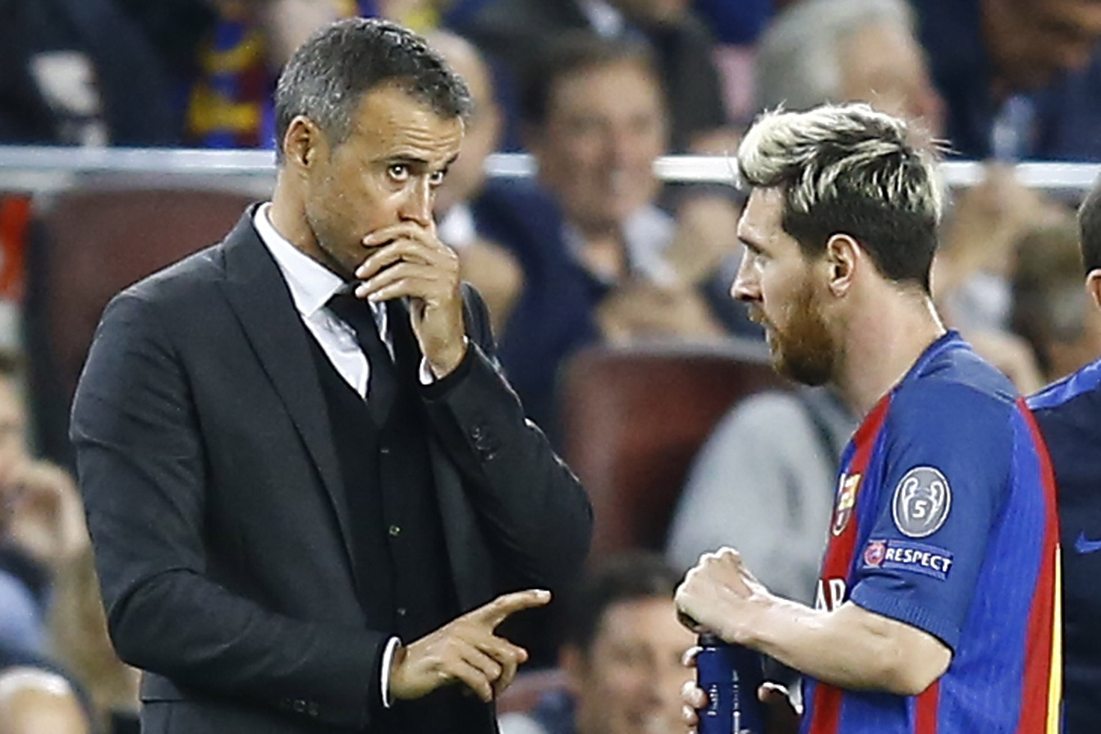 Luis Enrique y Lionel Messi hablan durante un partido de Champions con el Barcelona