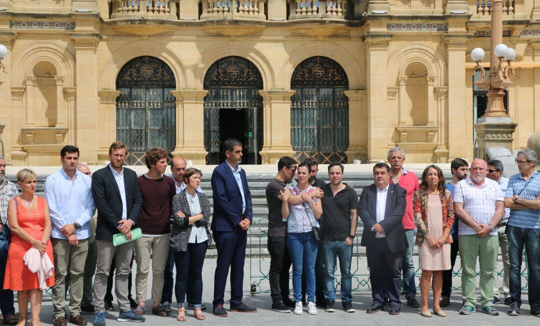 Los hijos de José Luis Lancha, en el centro, arropados por la corporación municipal donostiarra durante la concentración que se celebró para condenar la agresión que sufrió. 