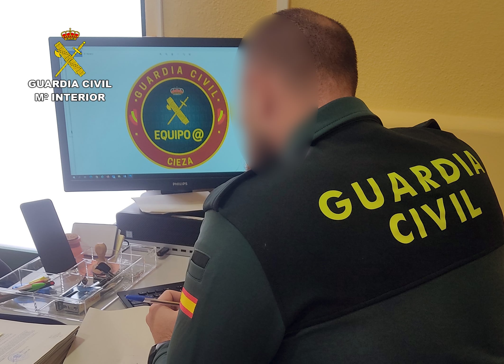 Un agente de la unidad especializada de la Guardia Civil durante el proceso de investigación