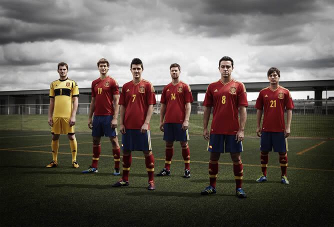 Silva, Xavi, Xabi Alonso, Villa, Llorente e Iker Casillas con la nueva camiseta para la Euro 2012