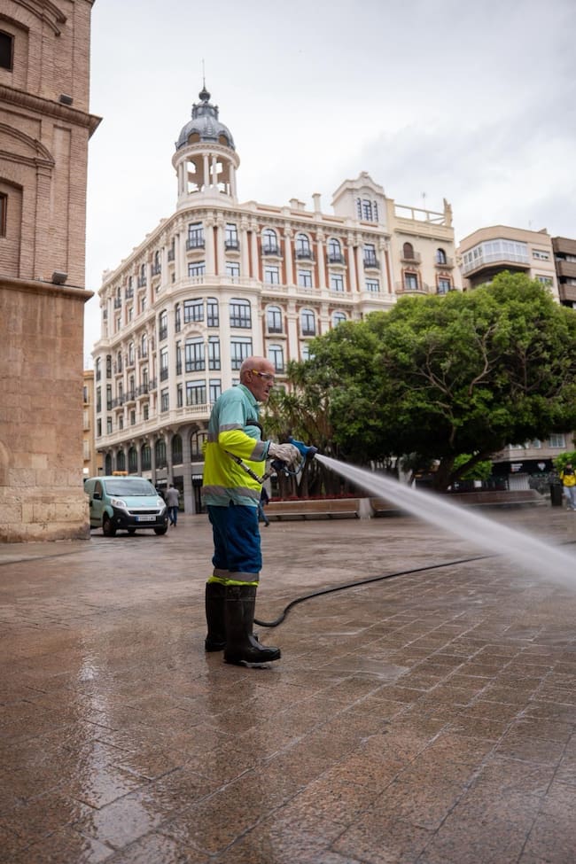 La concejal de Fomento y Patrimonio, Rebeca Pérez, ha supervisado desde primera hora de la mañana las labores de limpieza