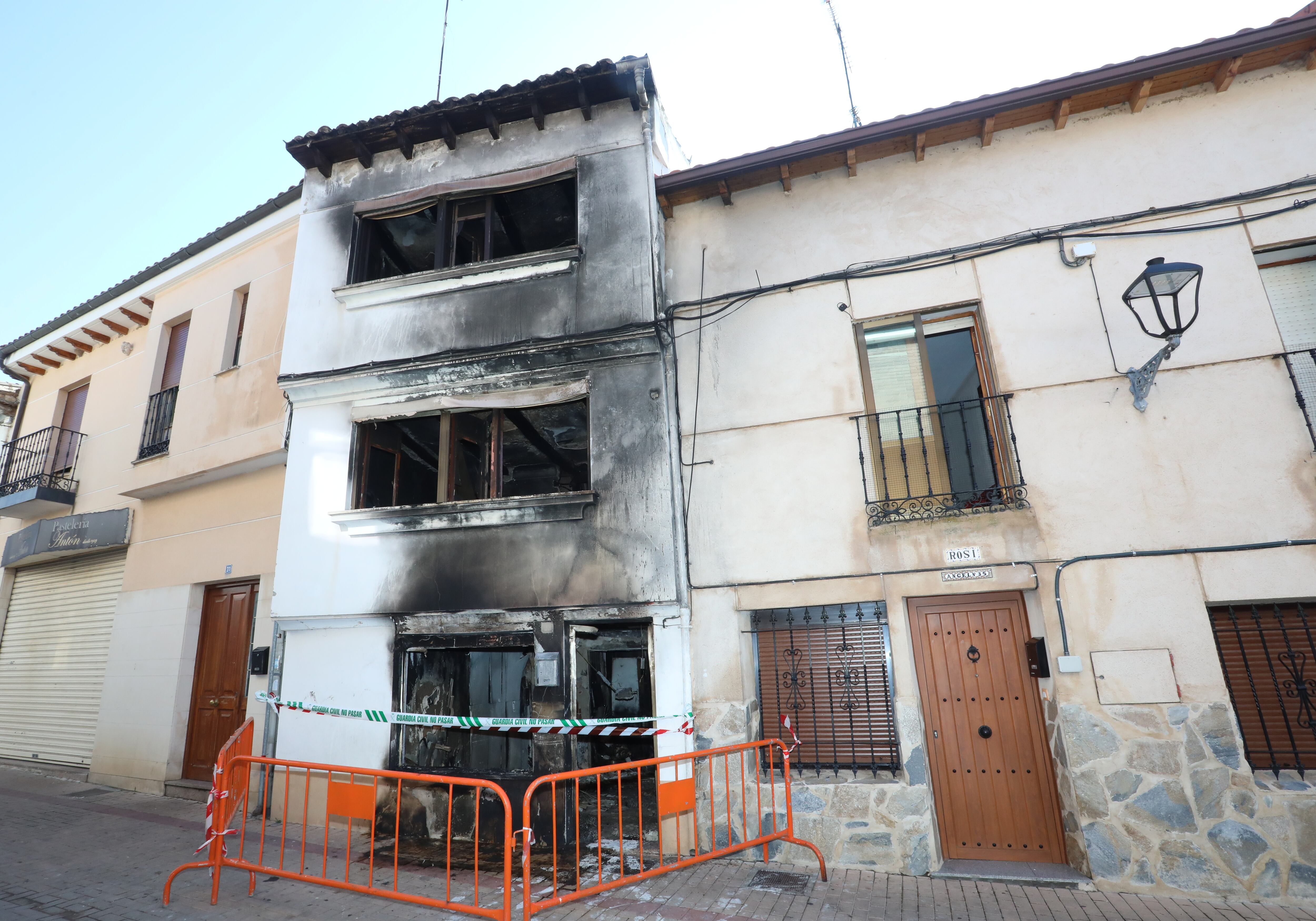 El fuego, originado por un patinete eléctrico, ha afectado por completo al edificio número 33 de la calle de Uso (antigua Antonio Monedero)