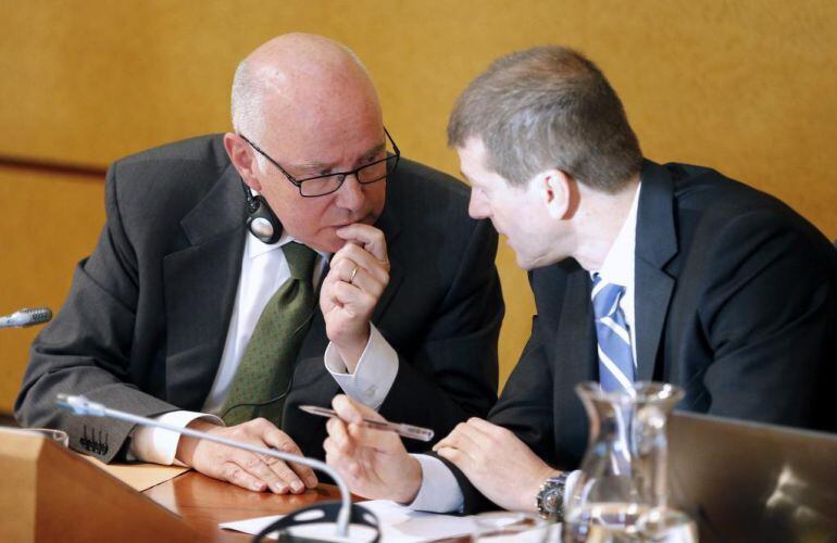 El diputado de Hacienda, José María Iruarrizaga, conversa con el director deld epartamento, Aitor Soloeta