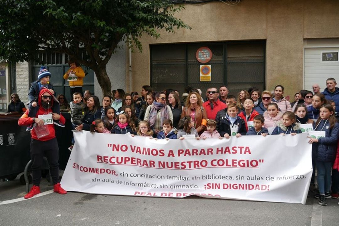 La comunidad educativa del CEIP Antonio Machado de Peal de Becerro ante la delegación de educación y deporte