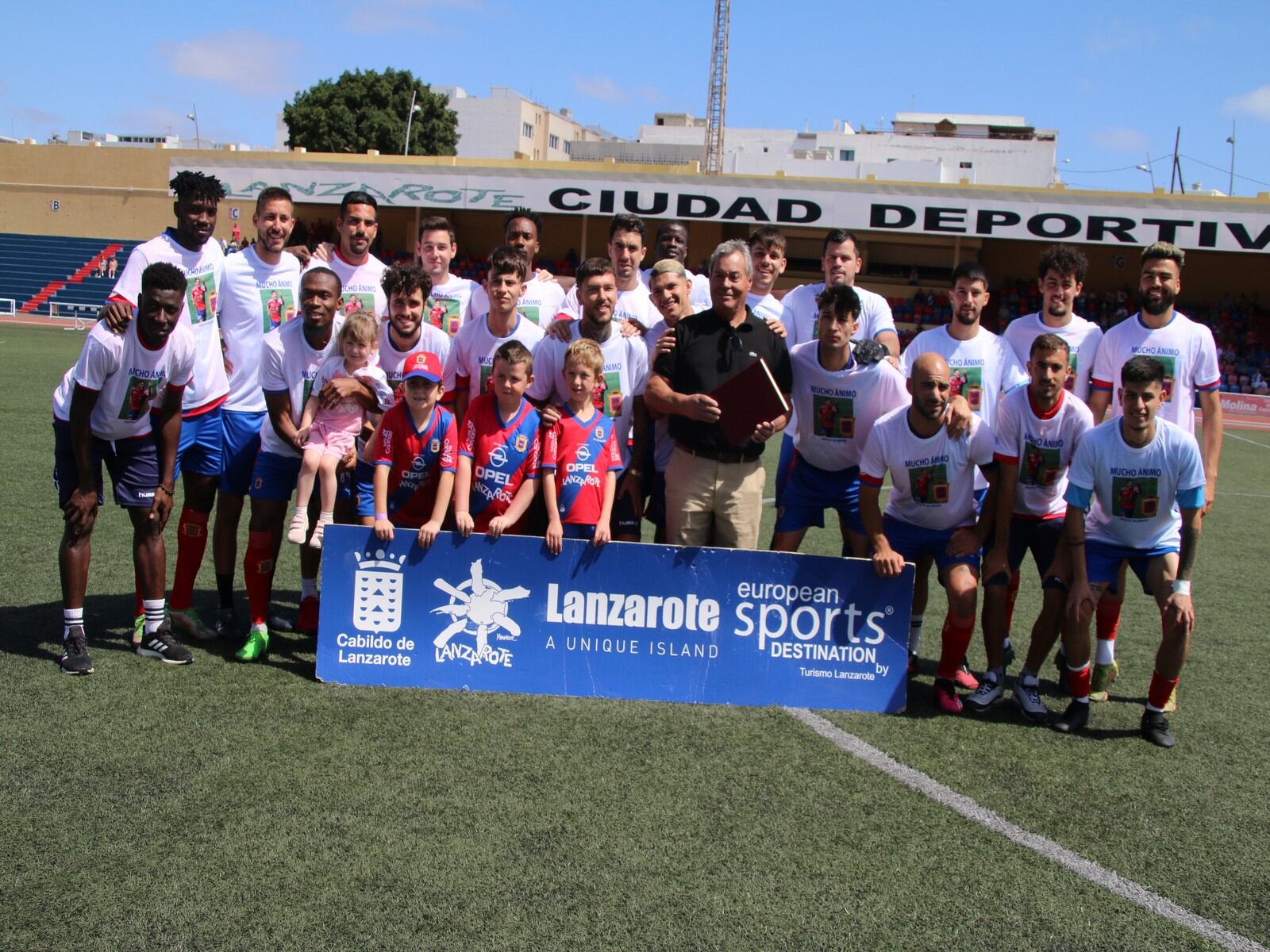 Reconocimiento a Pepe Corujo, entrenador del equipo filial rojillo por parte de los jugadores de la UD Lanzarote quienes portaron una camiseta de ánimo a Javito Alemán, hermano de su compañero de equipo Kilian Alemán.