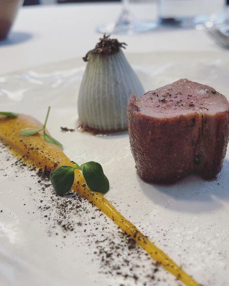 Jabalí madurado al pino y cebolla rellena (Atalaya Restaurante)