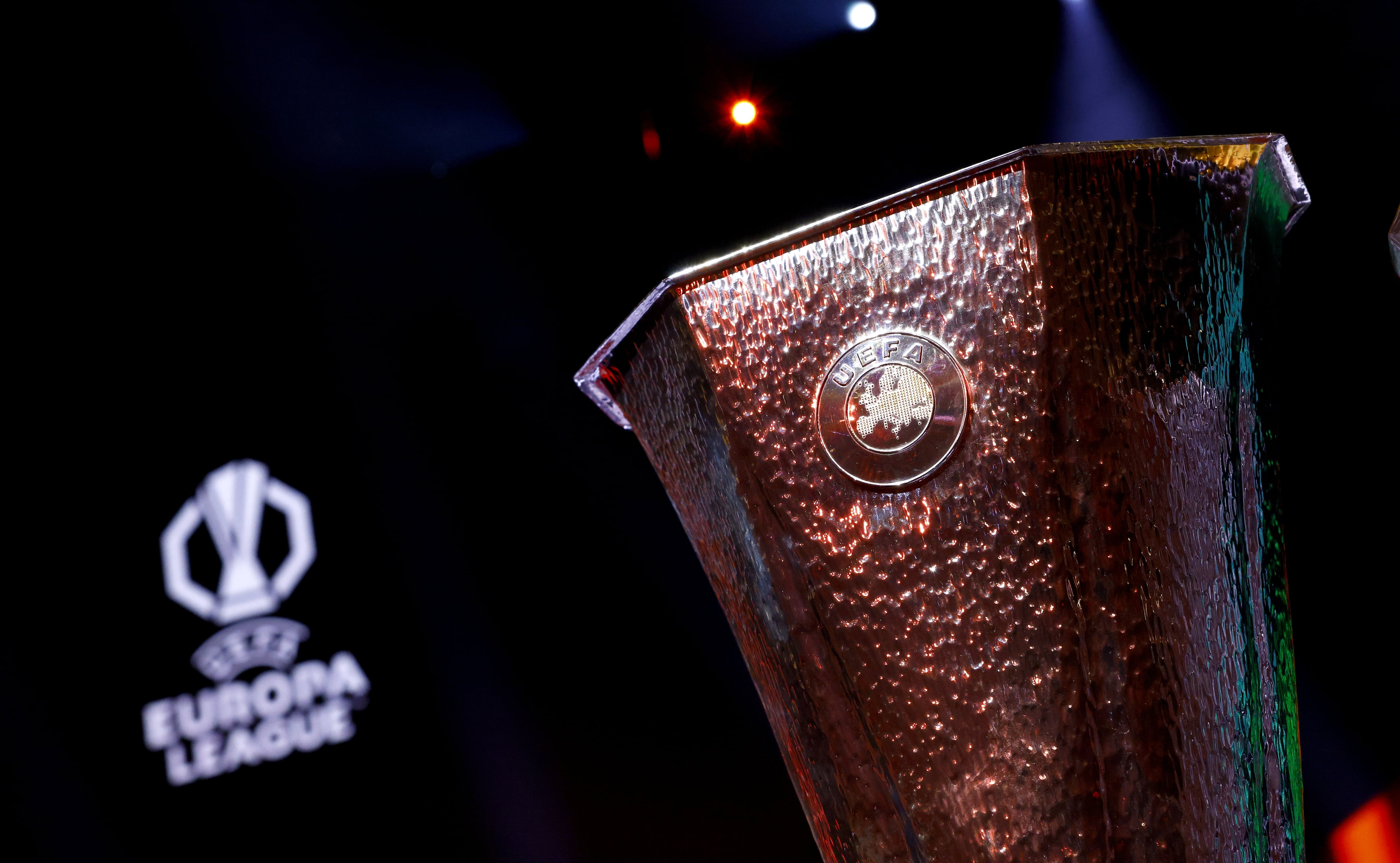 Monaco (Monaco), 29/08/2025.- The UEFA Europa League trophy on display before the draws for the UEFA Europa league and UEFA Conference League league phase at the Grimaldi Forum in Monaco, 29 August 2025. EFE/EPA/MOHAMMED BADRA