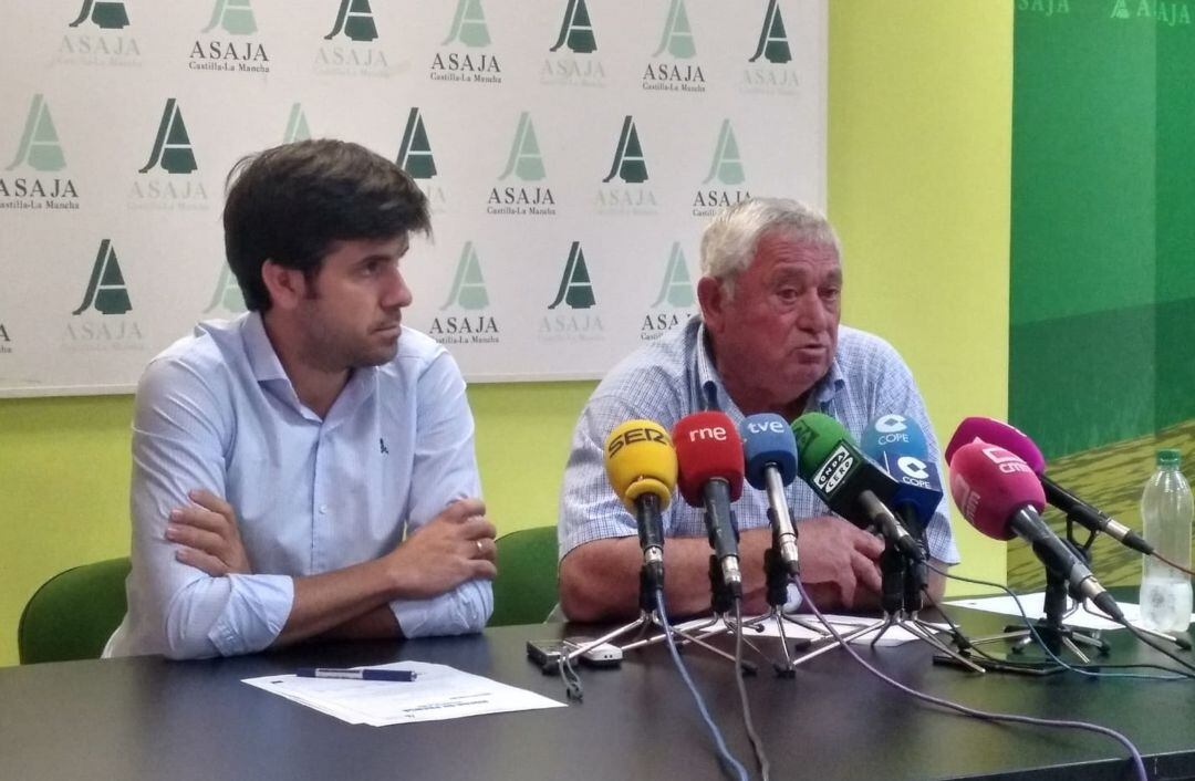 Arturo Serrano, secretario técnico de ASAJA Castilla-La Mancha, y Fernando Villena, presidente.