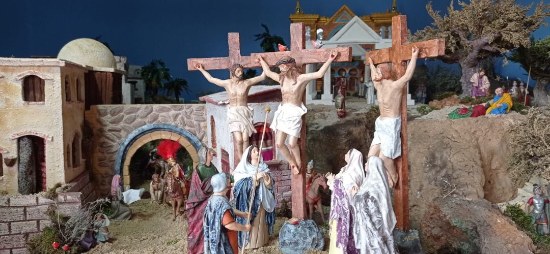 El &#039;calvario&#039; de la parroquia pinteña recrea las imágenes tradicionales de la Semana Santa