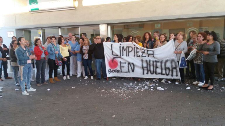 Concentración a las puertas del hospital de Algeciras de las trabajadoras de limpieza.