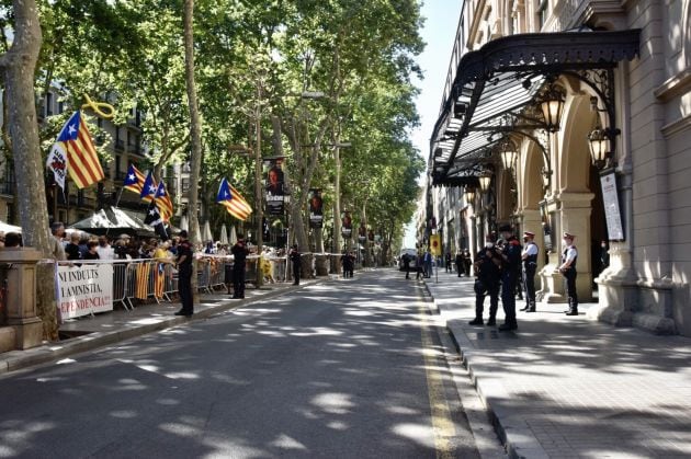 Unas 200 personas protestan ante el Liceu, donde el presidente del Gobierno, Pedro Sánchez.