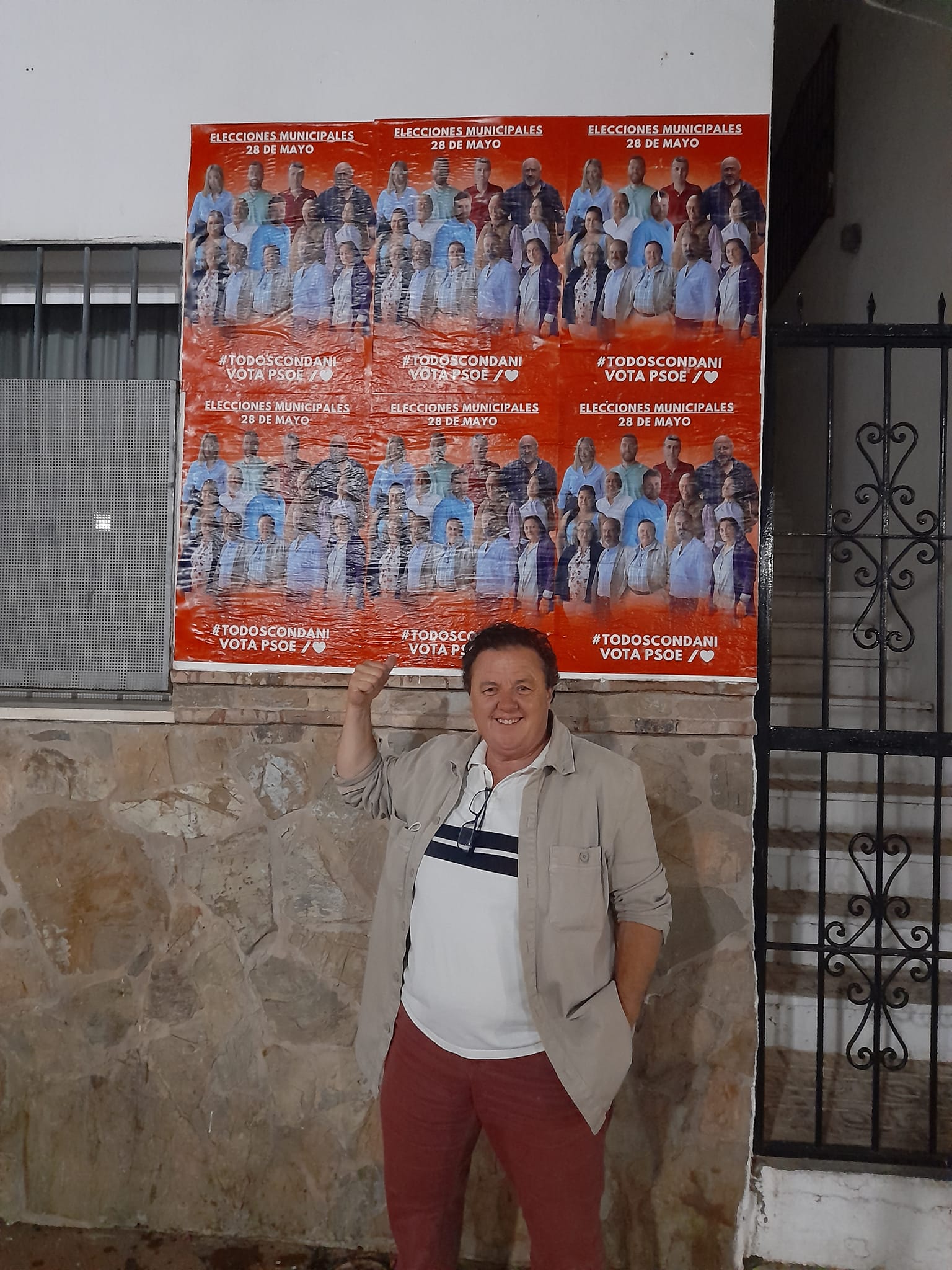 Jesús Rueda tras la pegada de carteles del PSOE este jueves en Guaro (Málaga) en el inicio de la campaña electoral