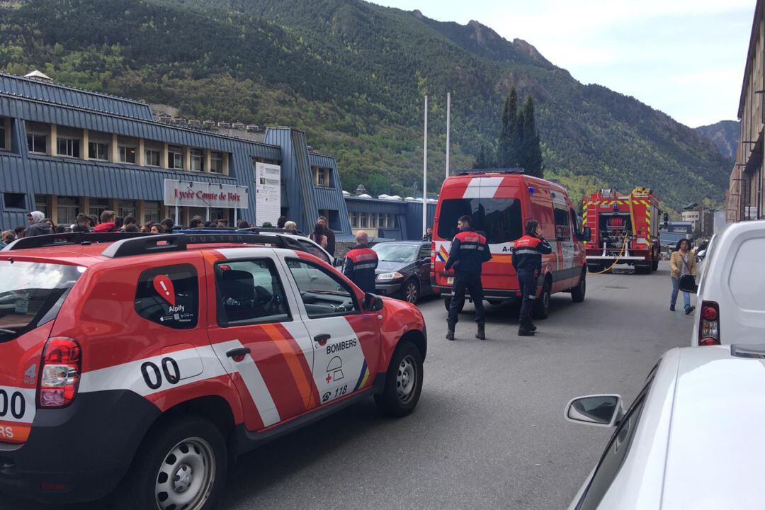 Moment en què els bombers han iniciat els desallotjament del Lycée per una fuita de gas.