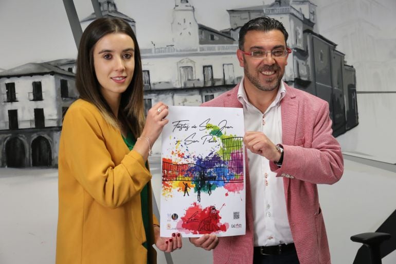 El concejal de Fiestas junto a la autora del cartel de San Juan