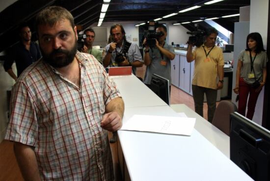 Un tècnic de la CUP lliura el registre de la petició de la comissió d'investigació.