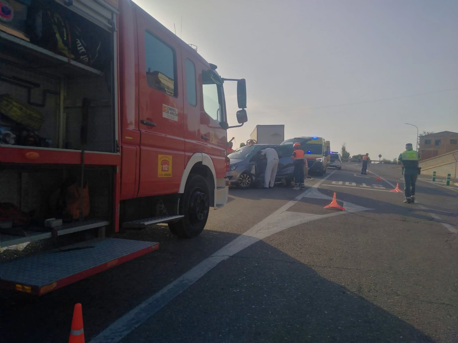 Bomberos excarcelando al hombre accidentado